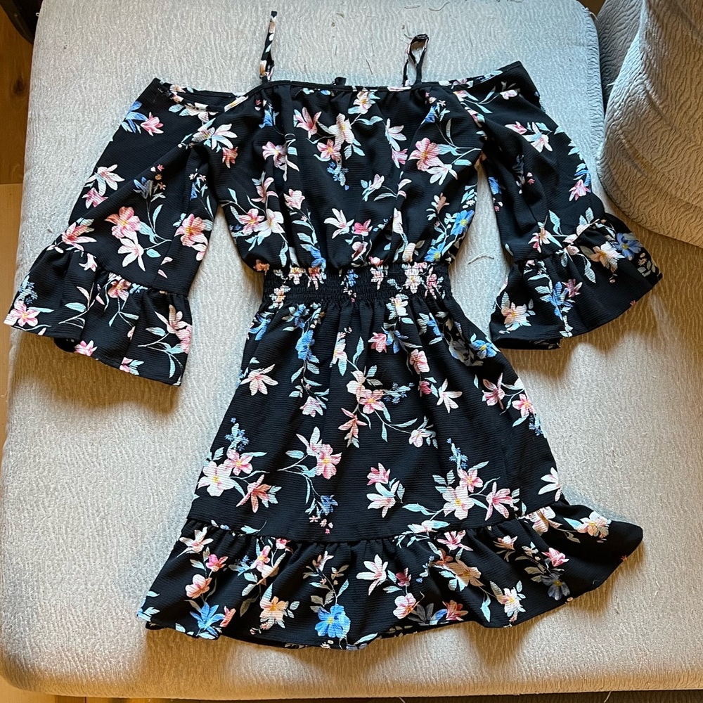 Chic peekaboo shoulder floral dress